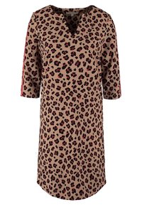 Leopardmönstrad klänning med V-ringning, trekvartsärmar, beige bas och svarta/röda fläckar. Mjuk tyg, knälång design.
