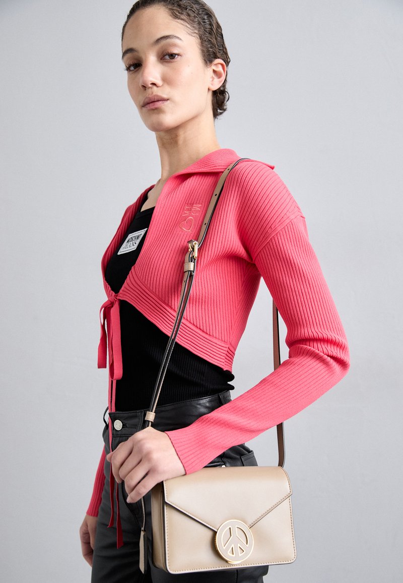 MOSCHINO - BORSA TRACOLLA - Bandolera - beige, Ampliar