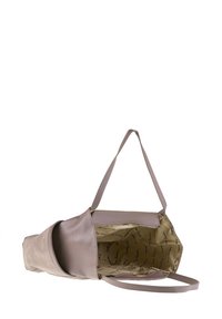 Borsa a spalla in morbida pelle di colore taupe tenue, con un ampio interno foderato con un motivo e due manici per il trasporto.