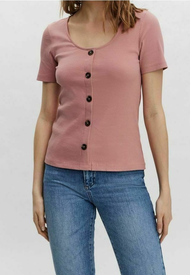 Haut à manches courtes rose côtelé avec un col en scoop et cinq boutons foncés sur le devant, associé à un jean denim bleu.