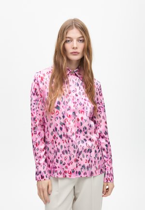 Roze satijnen shirt met een panterprint in rood, paars en zwart. Klassieke kraag en lange mouwen met knoopmanchetten. Gladde textuur.