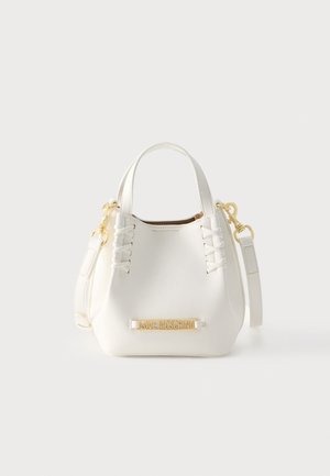 Weiße Leder-Bucket-Bag mit goldenem "Love Moschino"-Logo, doppelten Griffen, abnehmbarem Schulterriemen und dekorativen Nähten auf den Vorderseiten.