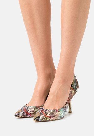 Escarpins à bout pointu avec un motif en serpentin multicolore, à texture brillante et à talon aiguille métallique.