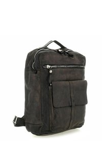 Mochila de cuero negro con acabado texturizado, que cuenta con un bolsillo frontal con cremallera, un bolsillo más grande con solapa y tirantes ajustables.