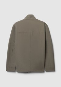 Vista posteriore di una giacca semplice, a maniche lunghe, di colore verde oliva con colletto e dettagli delle cuciture visibili su uno sfondo grigio.