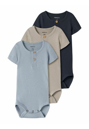 Trois bodies pour bébé à manches courtes côtelés en bleu, beige et marine, chacun avec deux boutons à l'avant et des fermetures à pression en bas.