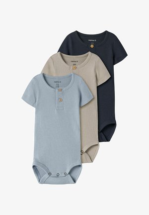 Tři žebrované kojenecké body s krátkým rukávem v modré, béžové a námořnické modři, každé s dvěma knoflíky vpředu a zapínáním na druky ve spodní části.