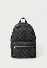 Černý batoh s vzorem pepita, pravoúhlý tvar, kapsa na zip na přední straně, textilní materiál a dvojité nastavitelné popruhy.