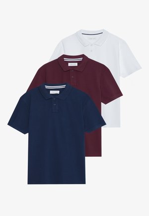 Trois polos en marine, bordeaux et blanc. Chacun présente un col, une patte de boutonnage à deux boutons et des manches courtes. Tissu en coton doux.