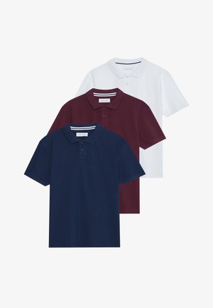 Drie polo-shirts in marineblauw, bordeauxrood en wit. Elke polo heeft een kraag, een twee-knops sluiting en korte mouwen. Van zacht katoen.