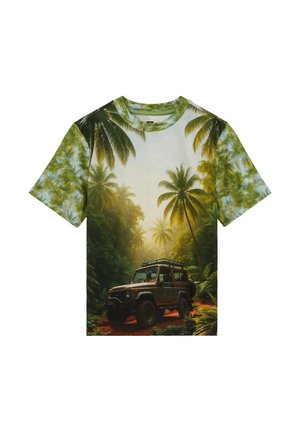 Zielony i brązowy pojazd terenowy na ścieżce z ziemi, otoczony gęstą tropikalną dżunglą i wysokimi palmami pod delikatnym światłem słonecznym.