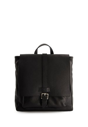 Sac à dos en cuir noir avec une finition texturée. Comprend un rabat avant maintenu par une boucle en métal et une poignée supérieure pour le transport.