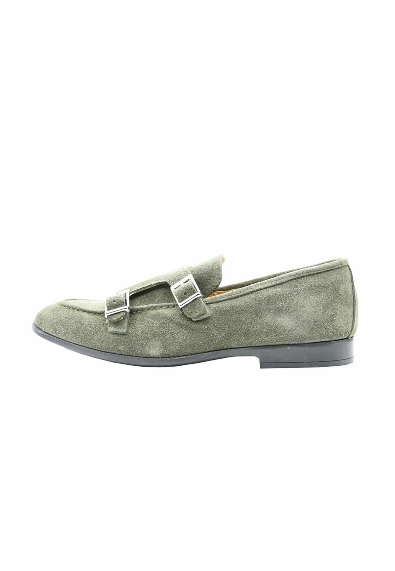 Mocassino verde in camoscio con dettagli a doppia fibbia, design elegante, punta tonda e suola bassa in gomma nera. Presenta una consistenza liscia.