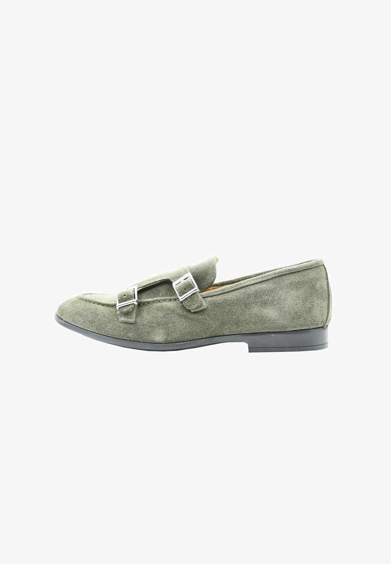 Mocassino verde in camoscio con dettagli a doppia fibbia, design elegante, punta tonda e suola bassa in gomma nera. Presenta una consistenza liscia.