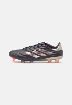 Scarpe da calcio nere con accenti argento, dotate di una superficie testurizzata, design con lacci e una finitura leggera e lucida. Tacchetti con tonalità rosa.