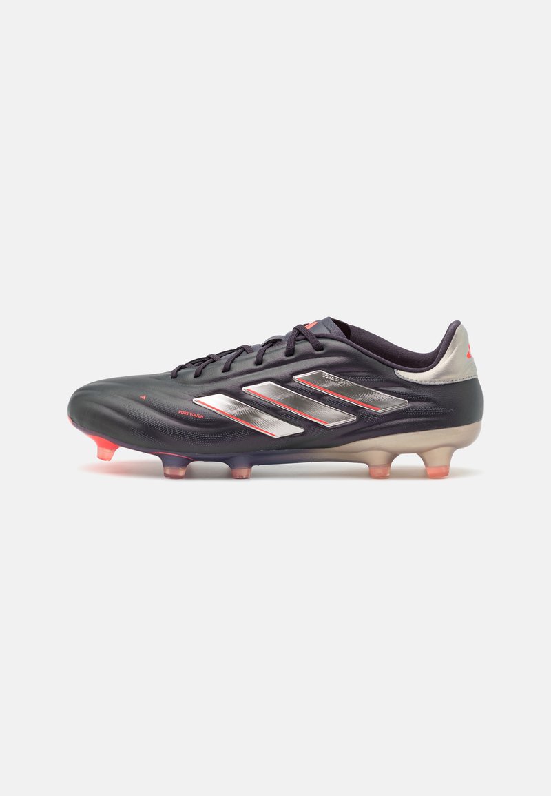 Scarpe da calcio nere con accenti argento, dotate di una superficie testurizzata, design con lacci e una finitura leggera e lucida. Tacchetti con tonalità rosa.
