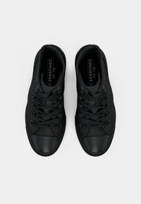 Sorte high-top sneakers med en glat stofoverdel, gummitåspids og flade snørebånd. Har diskret branding på indersålen.