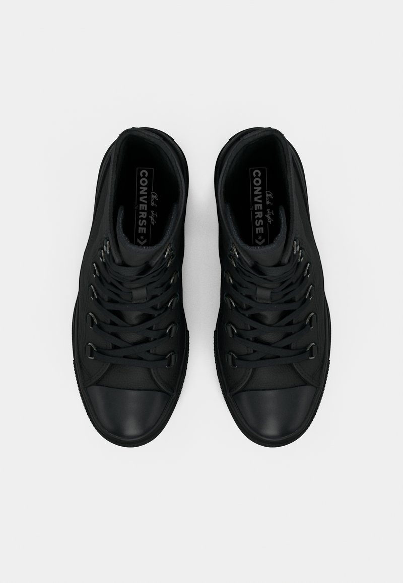 Sneakers alte nere con tomaia in tessuto liscio, punta in gomma e lacci piatti. Presentano un branding discreto sulla soletta.