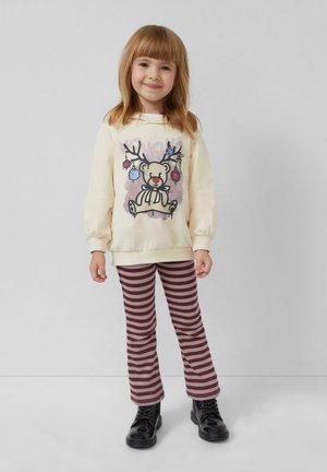 Crème sweatshirt met hertenafbeelding en gekleurde versieringen; geribbelde bordeauxrode en wit gestreepte leggings; zwarte enkellaarsjes.