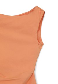 Pfirsichfarbene ärmellose Bluse mit gerafftem Schulterbereich, subtiler Textur und einem seitlichen Reißverschluss. Glattes Material mit lockerer Passform.