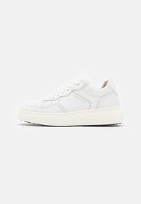 Weiße Ledersneaker mit perforierten Details, runder Zehenpartie und dicker cremefarbener Sohle. Verfügt über fünf Ösen und ein dezentes Markenlogo an der Seite.