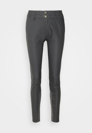 Zwarte slim-fit broek van gladde stof, met twee zilveren knopen in de tailleband en zijaccenten van een contrasterend materiaal.