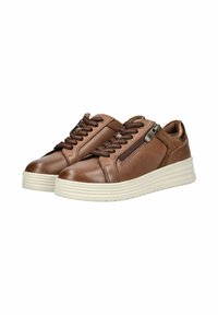 Zapatillas de cuero marrón con acabado texturizado, que cuentan con un cierre frontal de cordones y una cremallera lateral, sobre una suela de goma de color crema.