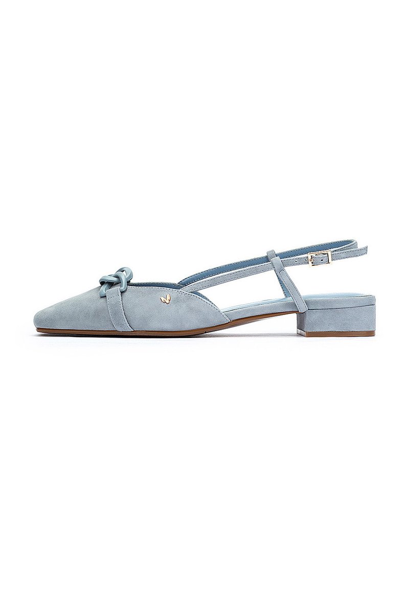Chaussures à talon slingback en daim bleu clair avec un nez pointu, un talon plat et un détail décoratif en noeud à l'avant, dotées d'une bride ajustable.