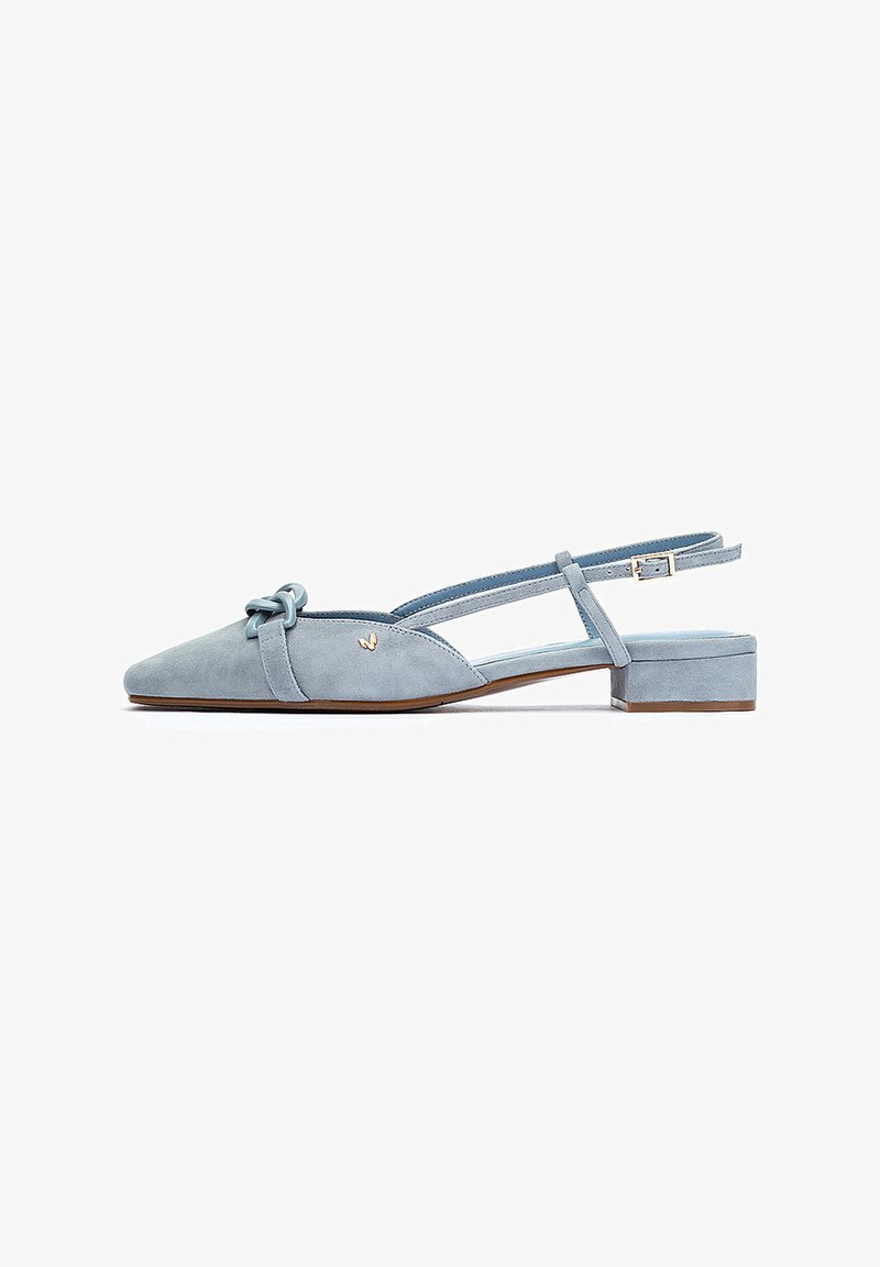Chaussures à talon slingback en daim bleu clair avec un nez pointu, un talon plat et un détail décoratif en noeud à l'avant, dotées d'une bride ajustable.
