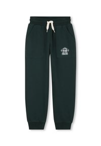 Groene trainingsbroek van zacht materiaal, met twee zijzakken, een elastische tailleband met een koord en een wit logo op de linkerdij.
