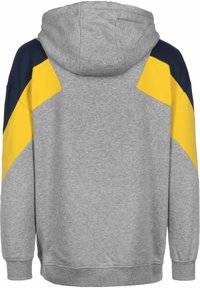 Sudadera gris con un bolsillo frontal y capucha con cordones. Los hombros presentan acentos amarillos y azul marino en un diseño geométrico.