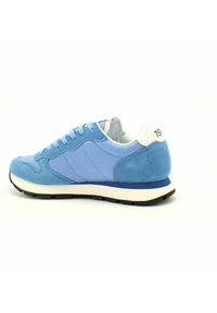 Sneaker in suede e rete blu chiaro con accenti bianchi, suola in gomma e colletto imbottito. Presenta dettagli cuciti e una striscia blu sulla suola.