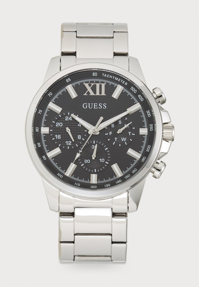 Montre analogique en acier inoxydable argenté avec un cadran noir, des index horaires blancs, trois sous-cadrans et des marquages de tachymètre sur la lunette.