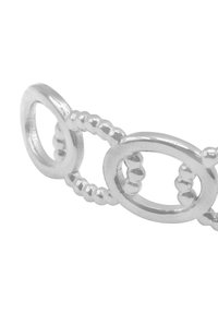 Silberner Metallarmreif mit miteinander verbundenen ovalen Formen und kleinen strukturierten Perlen, der mit einem glatten und glänzenden Finish sowie einem modernen Design überzeugt.
