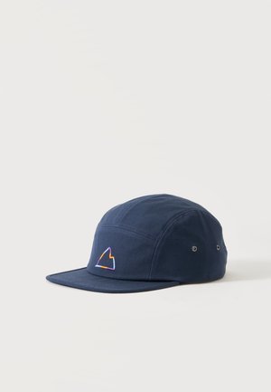 Cappellino cinque pannelli blu navy con visiera piatta e piccolo logo triangolare ricamato in viola, arancione e bianco sul lato anteriore sinistro.