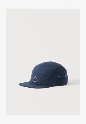 Cappellino cinque pannelli blu navy con visiera piatta e piccolo logo triangolare ricamato in viola, arancione e bianco sul lato anteriore sinistro.