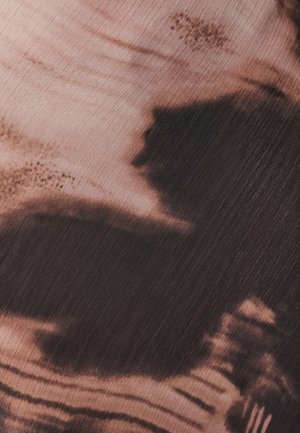 Texturovaná tkanina s gradientem béžových a tmavohnědých odstínů, s jemnými linkami a abstraktními vzory, které vytvářejí vrstvený vzhled.