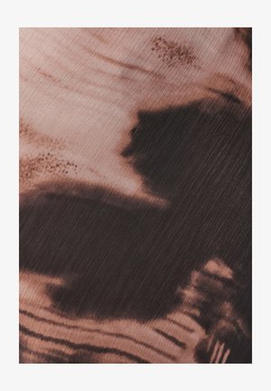 Tekstura tkanine s gradacijom bež i tamnosmeškastih nijansi, uz suptilne linije i apstraktne uzorke, koji pružaju slojeviti izgled.