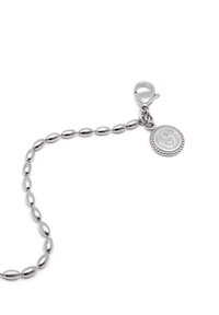 Pulsera de cadena de plata con eslabones ovalados, un cierre de langosta y un charm circular con un diseño en espiral. Textura suave y brillante.