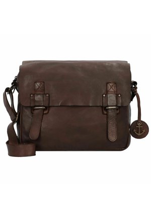 Sac en cuir marron avec une fermeture rabat, une bandoulière réglable, deux accents de boucle et un porte-clés rond avec un emblème d'ancre.