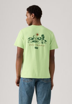 T-shirt en coton vert menthe avec un graphique sur le thème de la Californie, comprenant des montagnes, un soleil et des palmiers en encre vert foncé et marron au dos.