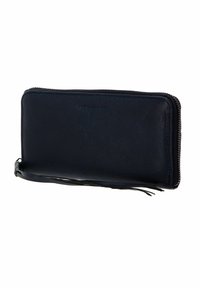 Portefeuille en cuir bleu marine avec une fermeture éclair, texture lisse et un détail de sangle sur un côté. Forme rectangulaire avec des accents de couture.