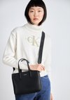 MUST SMALL TOTE - Rankinė - black