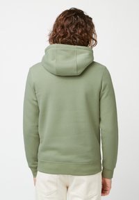 Groene hoodie gemaakt van een katoenmix. Heeft ribgebreide manchetten en zoom, met een zachte textuur en een relaxte pasvorm.
