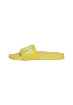 Sandale slide jaune avec semelle texturée et large bride avec texte blanc partiel sur fond blanc uni.