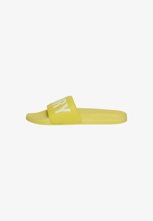 Sandale slide jaune avec semelle texturée et large bride avec texte blanc partiel sur fond blanc uni.