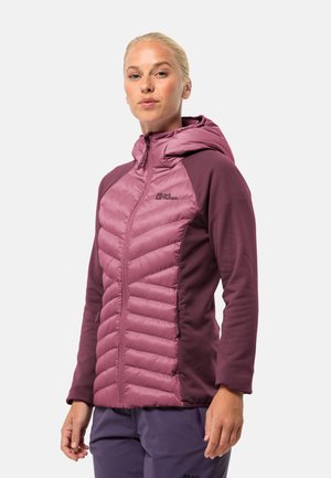 Veste légère avec capuche et fermeture éclair, présentant un devant matelassé rose et des manches violettes unies. Fabriquée à partir de matériaux doux et durables.
