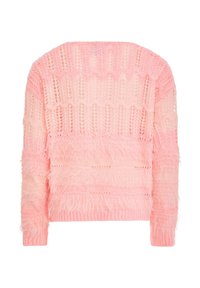 Weicher, rosa gestrickter Pullover mit langen Ärmeln, der abwechselnd offene und flauschige horizontale Streifen zeigt.