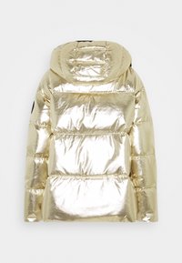 Metalická zlatá péřová bunda s kapucí, s prošívanými panely a hladkým povrchem. Na rukávu je černý akcent.