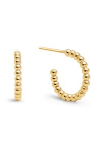 Pendientes de aro de oro con un diseño de cuentas, que presentan un acabado suave y brillante, y un poste delgado para el cierre.